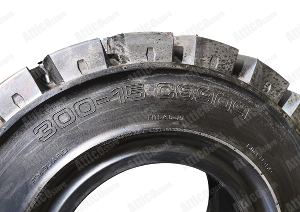 Шина цельнолитая CST 300-15 C8909 CL